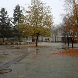 Hauptschule Wolfratshausen - Der Schulhof mit Turnhalle