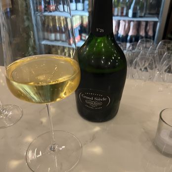 Fizz Champagne & Bubbles Bar - Vintage champagne - Champagne Bars Near Me - Sacramento, California