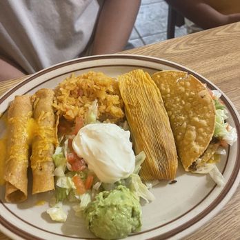 La Cueva de Oso - Naomi's platter - Mexican Near Me - Balmorhea, Texas La Cueva de Oso - Naomi's platter - Mexican Near Me - Balmorhea, Texas