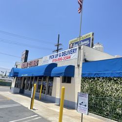 Tarzana Cleaners and Tailoring  - The best cleaners in the valley been using their service for the past 15 years, never been disappointed.