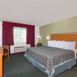 Days Inn by Wyndham West Yellowstone - Guest room