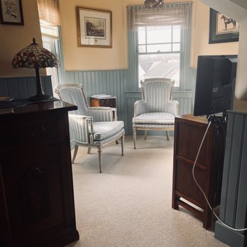 Hummingbird Inn - Sitting room - Bed & Breakfast Near Me - Easton, Maryland