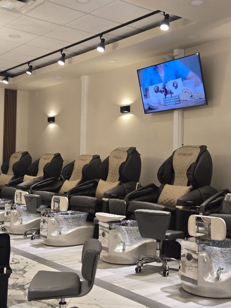 VIP Nails & Spa Logo