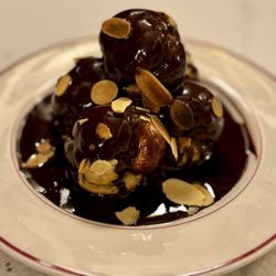 Le Relais de l’Entrecôte - profiteroles + chocolate sauce