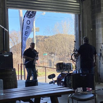 902 Brewing - Nick Clemons Band - setting up and trying to find their stuff - Breweries Near Me - Jersey City, New Jersey