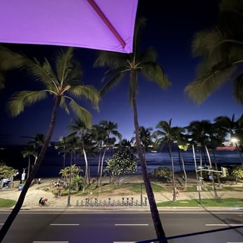 Queensbreak Restaurant - Beach front view from the restaurant - New American Near Me - Honolulu, Hawaii