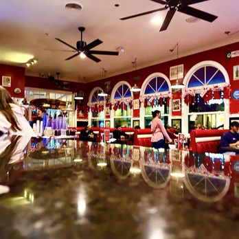 Cool Cat Cafe - Inside decorated for the holidays - American Near Me - Pismo Beach, California Cool Cat Cafe - Inside decorated for the holidays - American Near Me - Pismo Beach, California