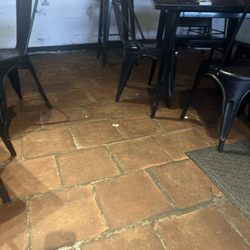 Helen’s Hot Chicken - Trash on floor.