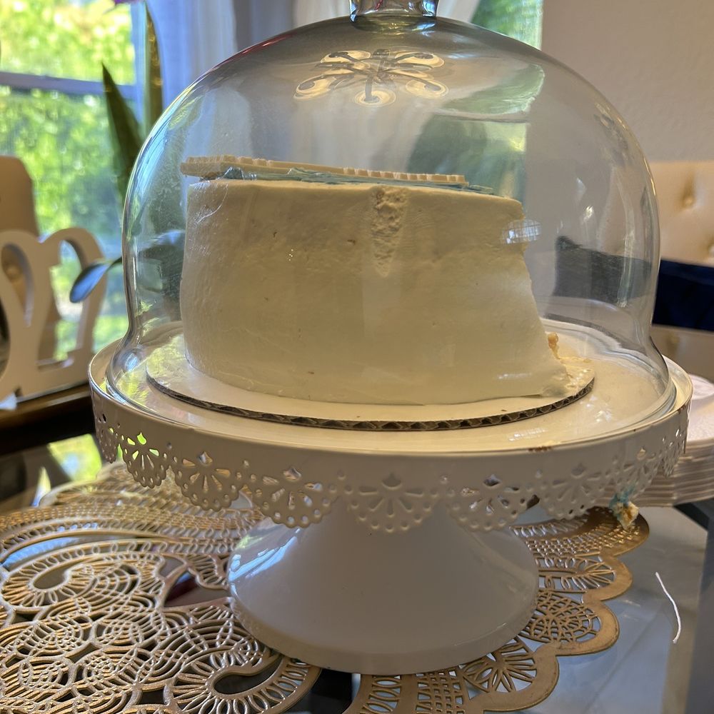Small vanilla cake with pineapple filling, buttercream topping. Small vanilla cake with pineapple filling, buttercream topping.