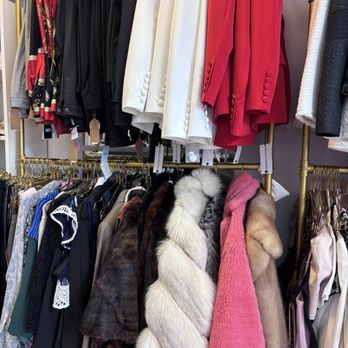 Julianna's Luxe - Used, Vintage & Consignment Near Me - San Bruno, California