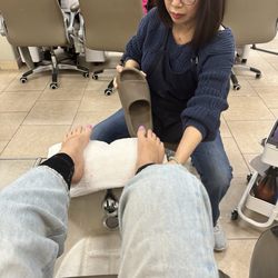 Lavish Nails and Spa - Extremely rude employee.