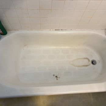 Oahu Tub Experts - Tub before repair and reglazed. - Refinishing Services Near Me - Honolulu, Hawaii