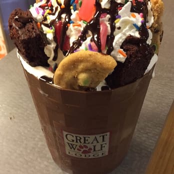 Great Wolf Lodge - This 4lbs ice cream is amazing 8/31/2015 - Resorts Near Me - Centralia, Washington