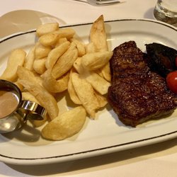 Blue Strawberry Bistrot - Grilled sirloin steak with peppercorn sauce