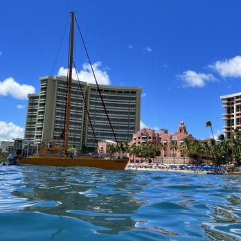 Na Hoku 3 - Na Hoku II coming in to dock in front of Duke' restaurant between Moana Surfrider and Royal Hawaiian - Boating Near Me - Honolulu, Hawaii Na Hoku 3 - Na Hoku II coming in to dock in front of Duke' restaurant between Moana Surfrider and Royal Hawaiian - Boating Near Me - Honolulu, Hawaii