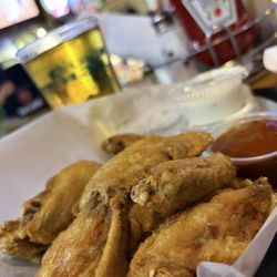 Scuba's Pourhouse - Perfectly prepared crispy wings!(I like them fried plain with sauce on the side = I want them extra saucy.)
