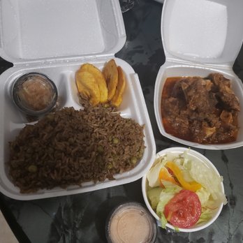 Tia's Kitchen - Oxtail, mushroom rice, Fried plantain, side salad, Spicy cabbage - Caterers Near Me Tia's Kitchen - Oxtail, mushroom rice, Fried plantain, side salad, Spicy cabbage - Caterers Near Me