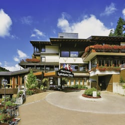 Mönch's Waldhotel - Außenansicht mit Blick auf den Hoteleingang