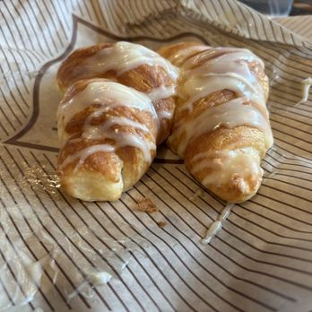 Cheddar's Scratch Kitchen - Free glazed crescent rolls - American Near Me - Tulsa, Oklahoma