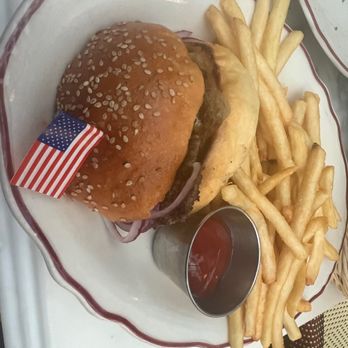 Le Diplomate - Burger Amrican - Brasseries Near Me - Washington, DC, District of Columbia