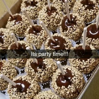 Candy4Less - Candy Apples with peanuts. Granny smith apples. Why didn't I just keep this box to myself?! LOL this is my second order so far. Love them! - Candy Stores Near Me - Bellflower, California