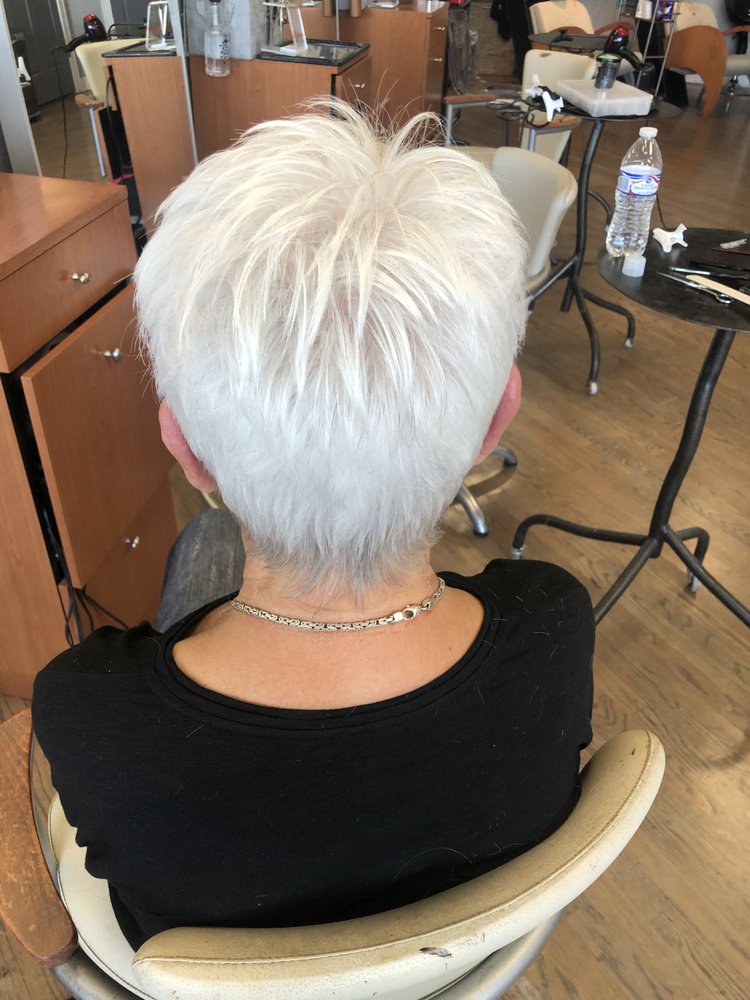 Leader Hair Salon Logo