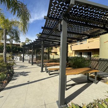 Winners Circle Resort - Grill area and tables - Hotels Near Me - Solana Beach, California