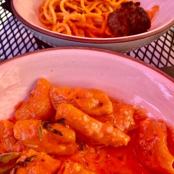 Ospi Venice - Spaghetti & Vodka Pasta on outside patio - Italian Near Me - Venice, California Ospi Venice - Spaghetti & Vodka Pasta on outside patio - Italian Near Me - Venice, California