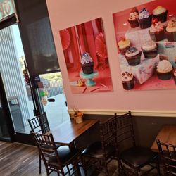 Smallcakes  Decadent Coffee - Love the vibe and atmosphere here.