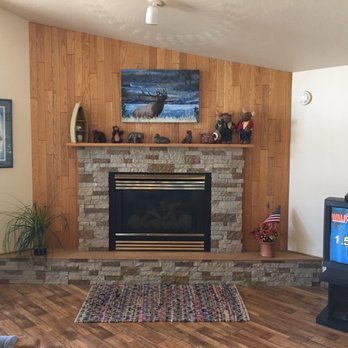 Red Bear Inn - Check in area - Hotels Near Me - Ennis, Montana