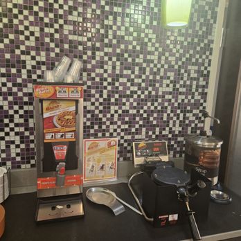 La Quinta by Wyndham Ada - Waffle maker area - Hotels Near Me - Ada, Oklahoma