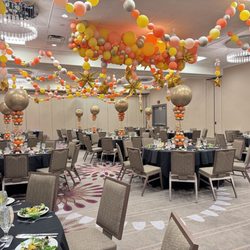 Animated Art balloon decor and entertainment - Ceiling decor