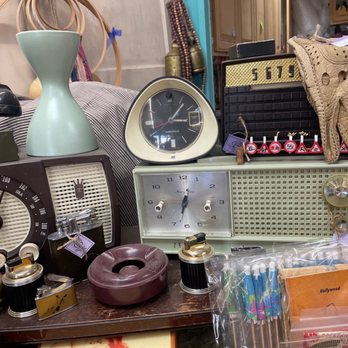 Spunky Rose - So cool, from the 60s radios, vintage Bakelite Zenith Radio - wow! - Used, Vintage & Consignment Near Me - Chatsworth, California