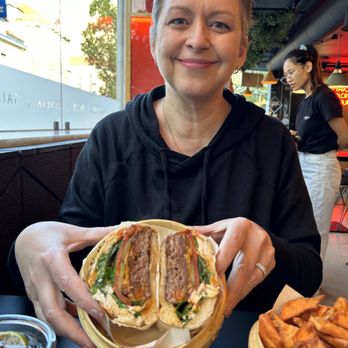 Shiso Burger - Burgers Near Me - Lisbon, 11