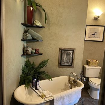 The Old Place Bed & Breakfast - Traditional Claw Foot Bath Tub - Bed & Breakfast Near Me - Amory, Mississippi The Old Place Bed & Breakfast - Traditional Claw Foot Bath Tub - Bed & Breakfast Near Me - Amory, Mississippi