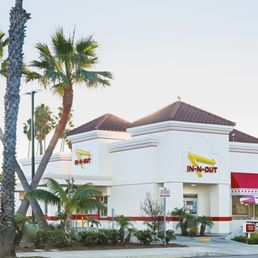 Exterior outside entrance of In-N-Out Burger - image - Ventura, California Exterior outside entrance of In-N-Out Burger - image - Ventura, California