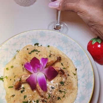 Kixi Cafe - Shrimp and Grits Butterfly Pea Prosecco lemonade - Breakfast & Brunch Near Me - Boca Raton, Florida