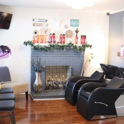 Cuttin' Up Hair Salon - Shampoo stations