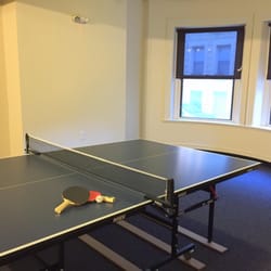 Boston Fenway Inn - Gaming lounge with ping pong and other fun games
