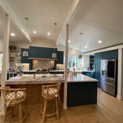 Leon's Cabinets - Custom kitchen and Island
