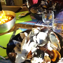 Snack du Soleil - Moules frites à l'ail et moules frites au roquefort.