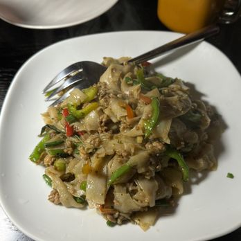 New Thai Elephant - Drunken Noodles - Thai Near Me - San Mateo, California New Thai Elephant - Drunken Noodles - Thai Near Me - San Mateo, California
