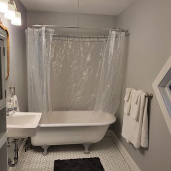 Himelhoch Bed & Breakfast - The bath is clean and spacious - Bed & Breakfast Near Me - Caro, Michigan Himelhoch Bed & Breakfast - The bath is clean and spacious - Bed & Breakfast Near Me - Caro, Michigan