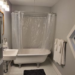 Himelhoch Bed & Breakfast - The bath is clean and spacious