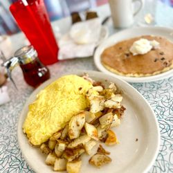 Westerville Grill - TAB omelette - turkey, avocado, and bacon omelette. Very distinct flavors - absolutely delicious!