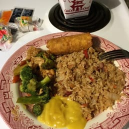 I just realized our plates at home look like a Chinese restaurants! Egg roll/pork fried rice/chicken & broccoli/lots o hot mustard :) I just realized our plates at home look like a Chinese restaurants! Egg roll/pork fried rice/chicken & broccoli/lots o hot mustard :)