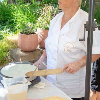 Melissa's Palacinke Crepes - a woman making a cake - Creperies Near Me Melissa's Palacinke Crepes - a woman making a cake - Creperies Near Me