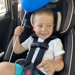 Kidz Cuts By Lori - Little boy with his balloon after his haircut by Lori.