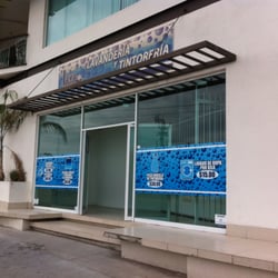 Lava Tex - Entrada. El estacionamiento esta por detras del edificio.