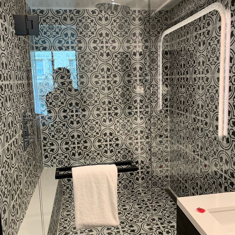 Canopy San Antonio Riverwalk - 10 people can fit into this shower! I kid you not! Huuugggeeeee! - Hotels Near Me - San Antonio, Texas